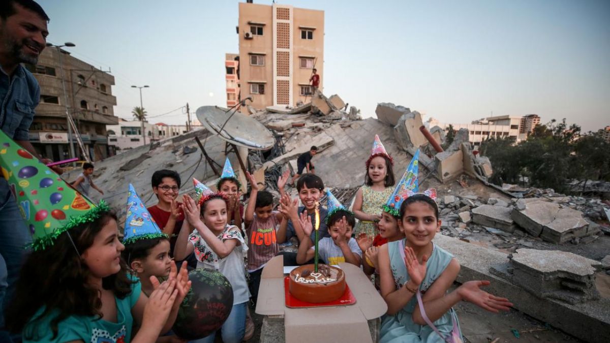 Enkaz üzerinde doğum günü kutlaması