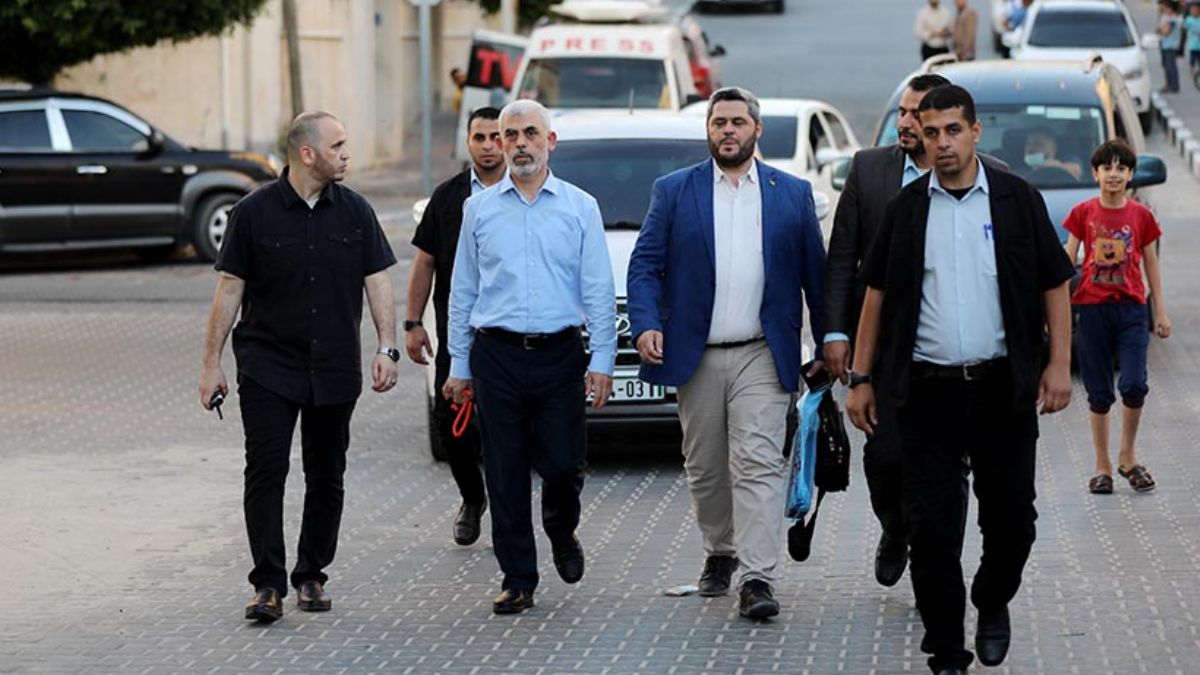 Suikast tehditlerine rağmen evine yürüyerek dönüyor