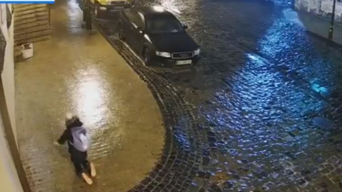 Buz tutan yolda ayağa kalkma mücadelesi verdi