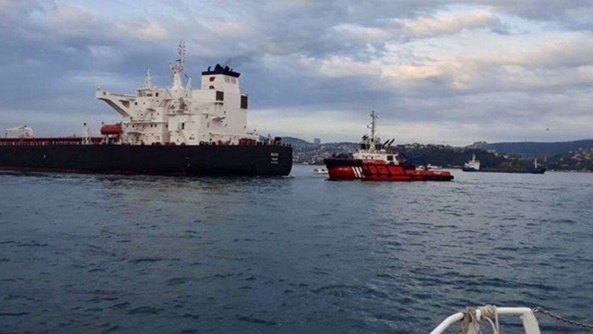 İstanbul Boğazı trafiğe kapatıldı: Petrol taşıyan tanker sürüklendi