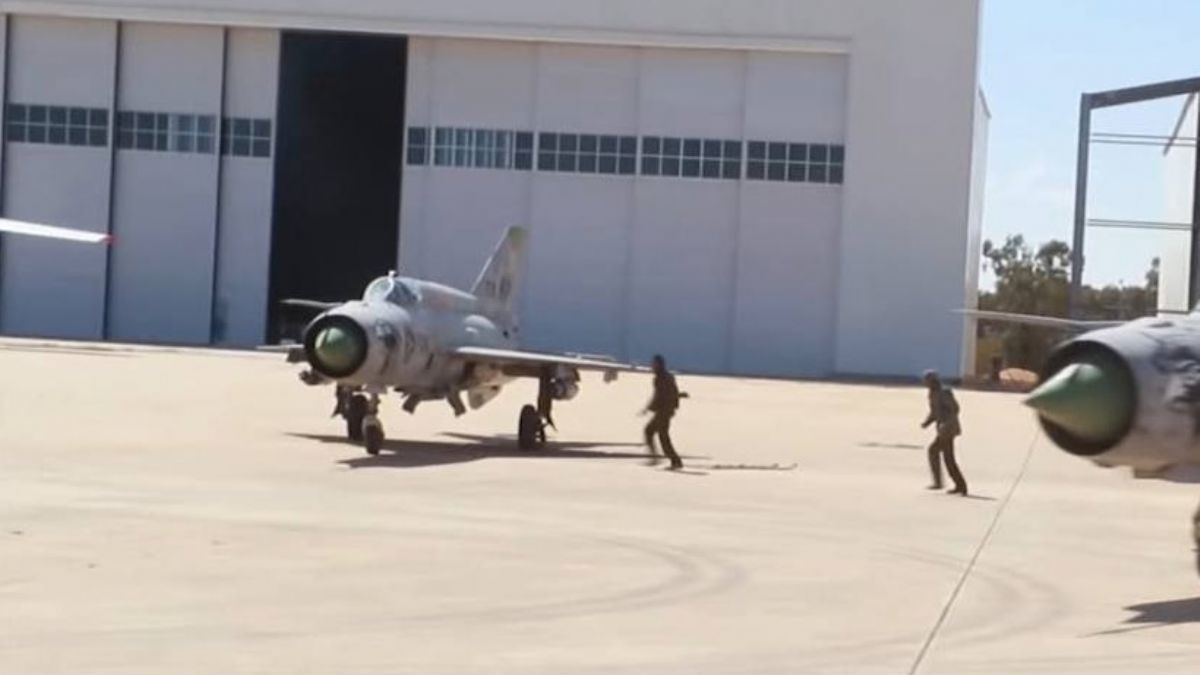 Hafter ordusunun geçit töreninde askeri uçak işte böyle düştü