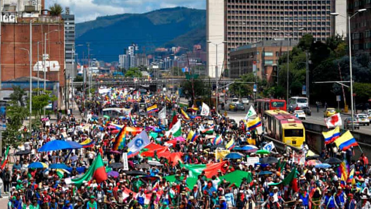 Halk protestoların bitmesi için sokaklara döküldü