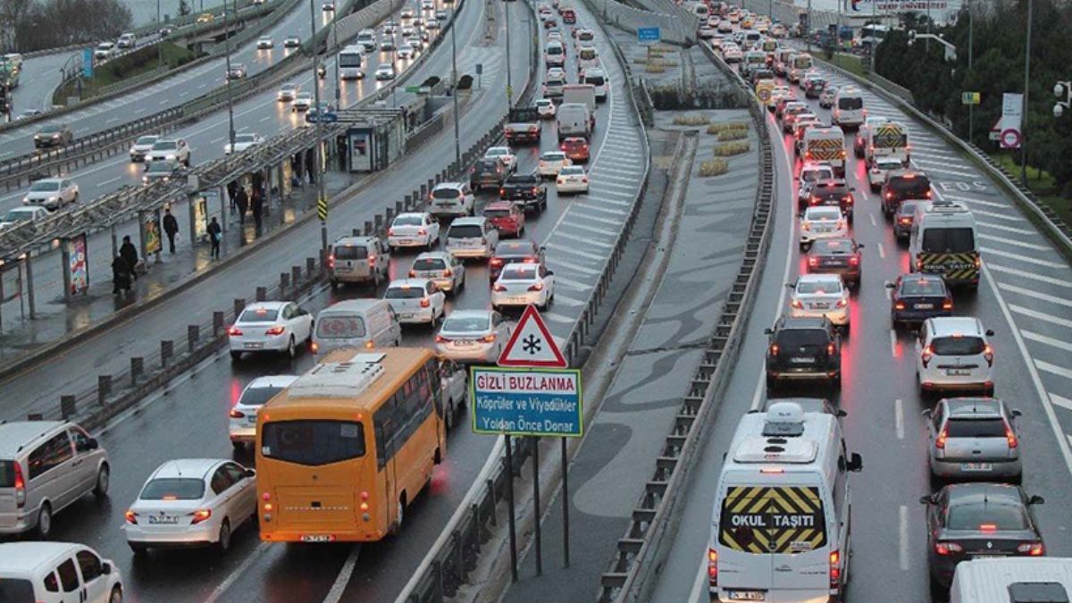 İstanbul'da trafik yoğunluğu yaşanıyor