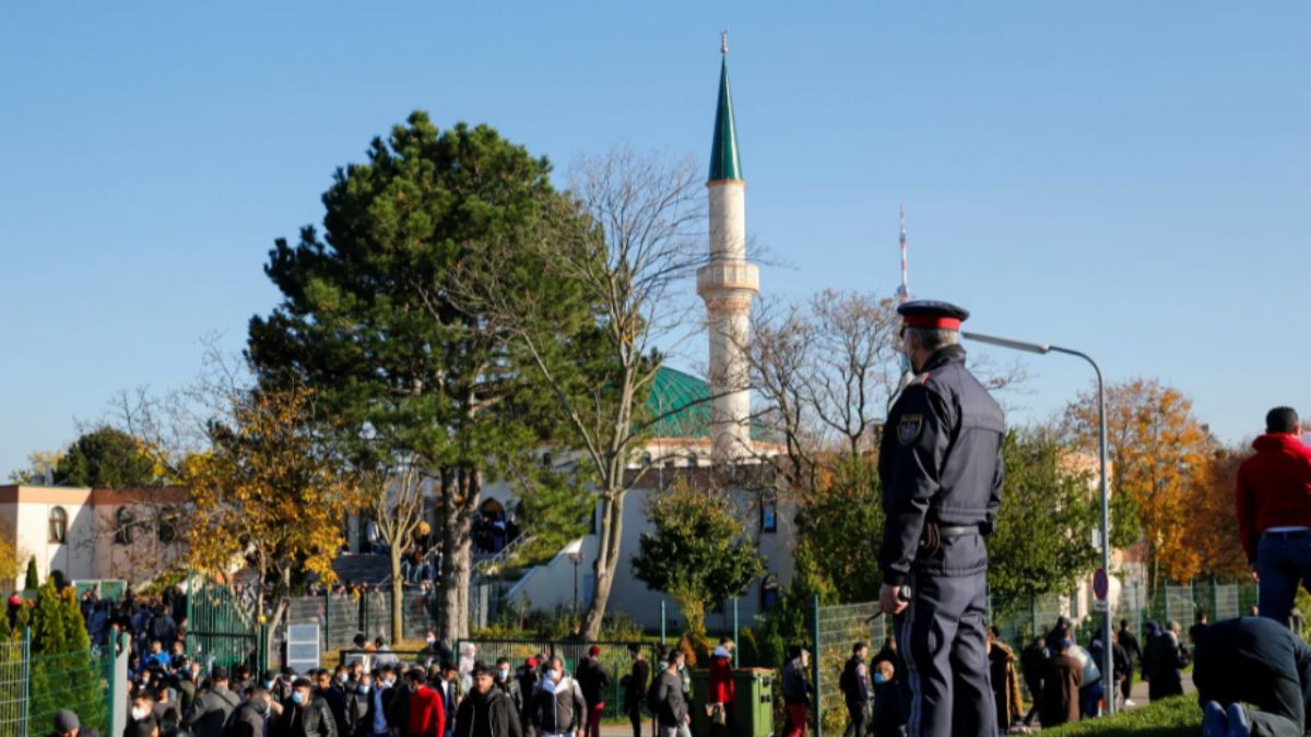 Müslümanların fişlendiği Avusturya’da camilere ırkçı saldırı!