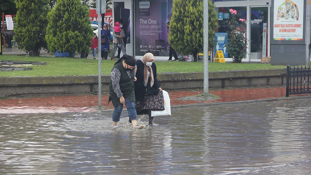 Sağanak yağmur Samsun'da su baskınlarına yol açtı