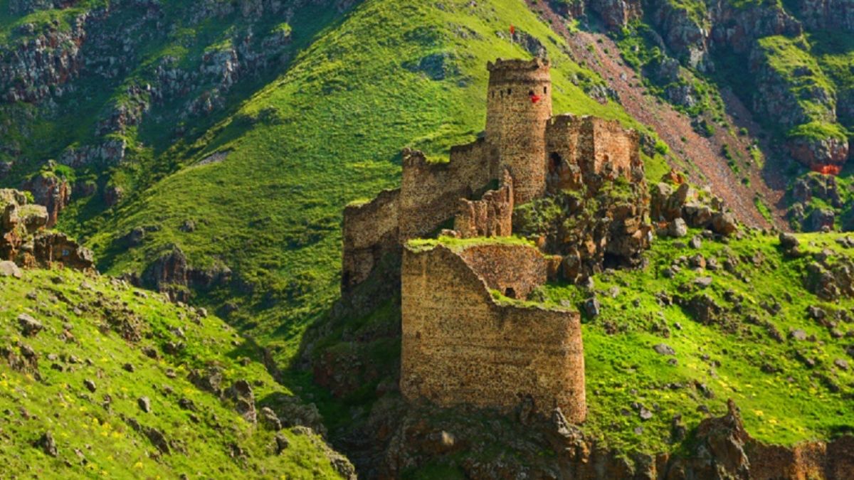 Kralın kızı Şeytan Kalesi'nin neresinde?