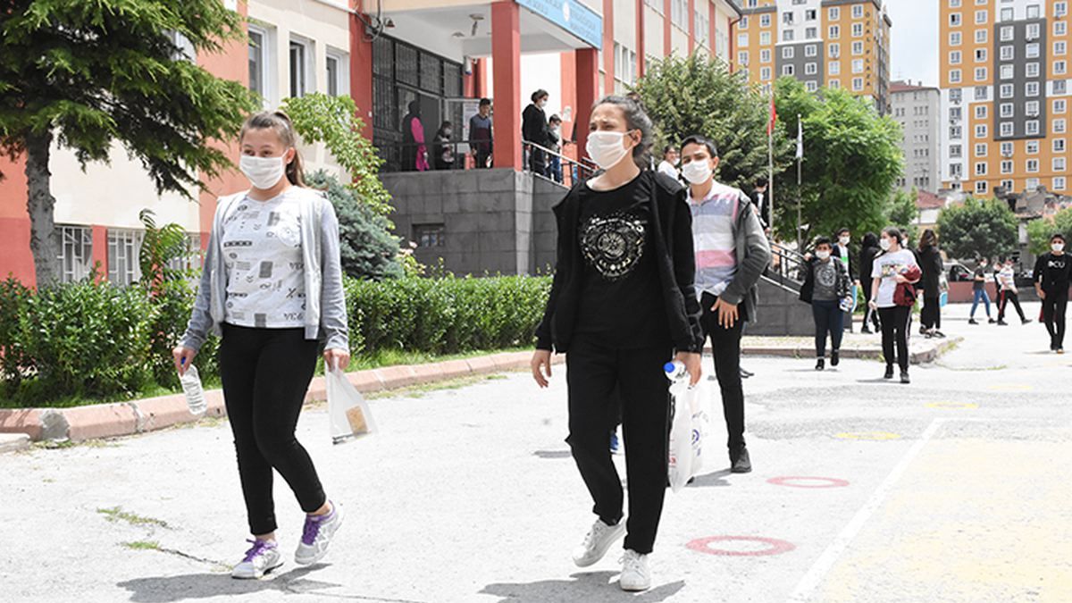 LGS'de öğrenci yakınları dışarı çıkabilir mi? Anne ve baba çocuğunu sınava götürebilir mi?