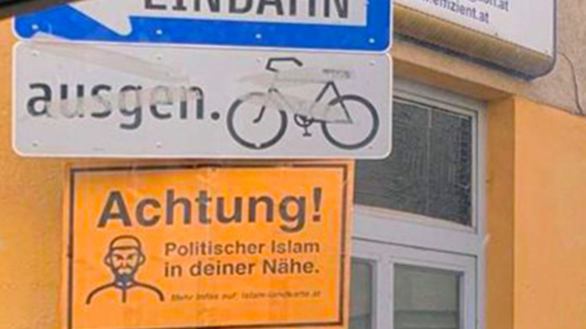Avusturya'da camilere ırkçı levhalar asıldı