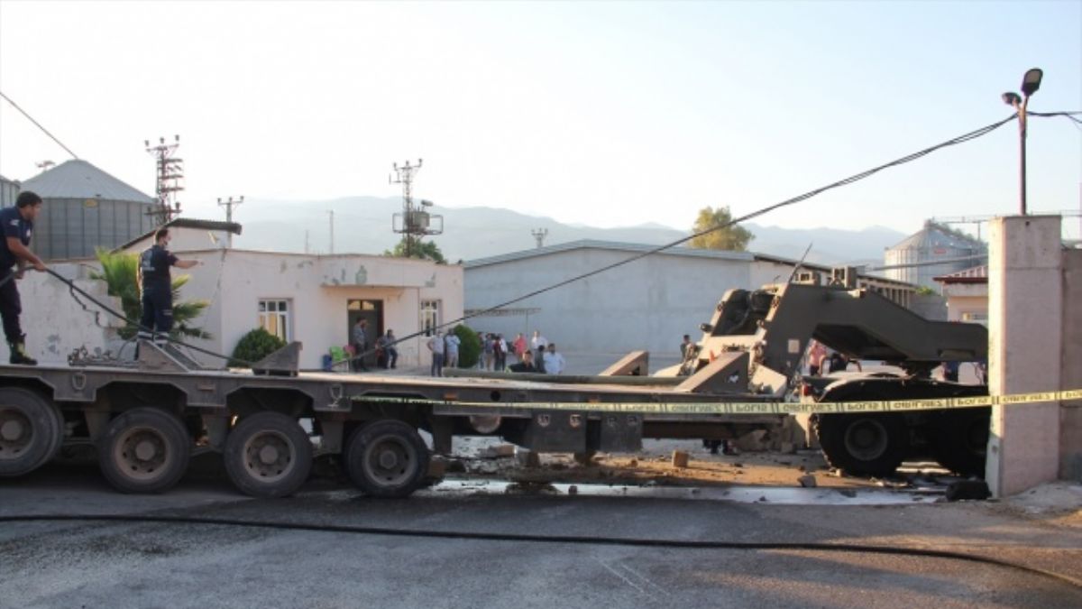 Askeri tır çırçır fabrikasının duvarına çarptı: 2 şehit