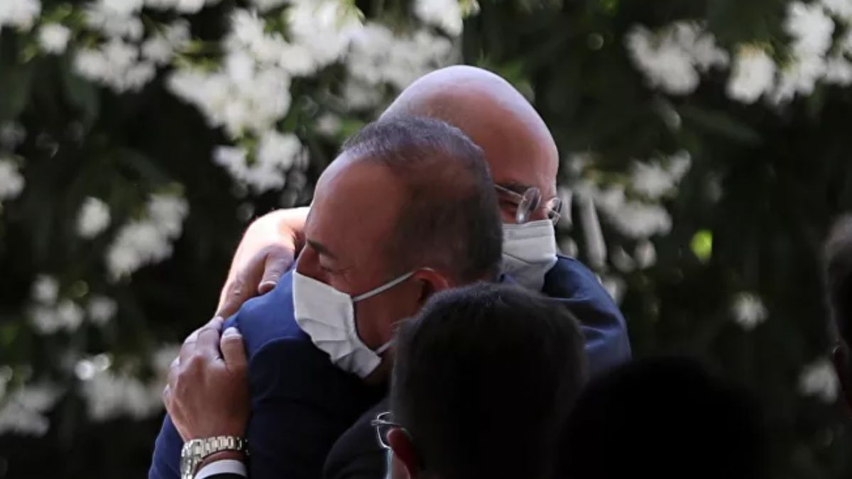 Yunan Bakan Dendias, Çavuşoğlu ile kucaklaşmasını anlattı