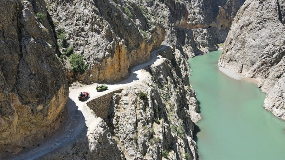 Adrenalin tutkunları için yürekleri ağza getiren 'Taş Yolu'