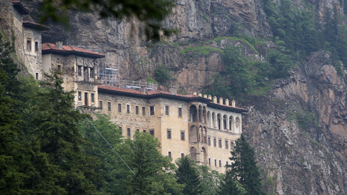 Sümela Manastırı'nın kayalıklarındaki saklı şapel