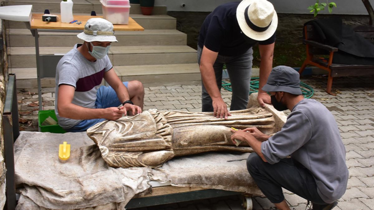 Metropolis Antik Kenti'nde 1800 yıllık kadın heykeli bulundu