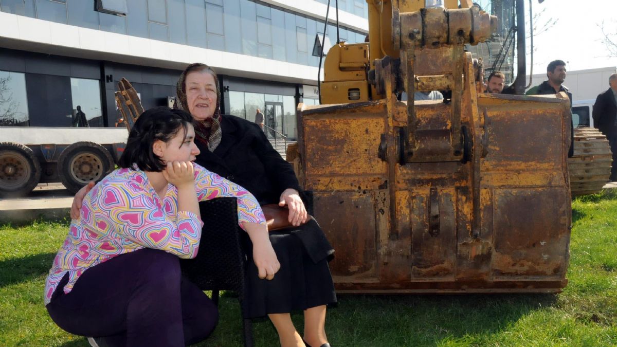 Kepçenin önüne oturdu, dediğini yaptırdı