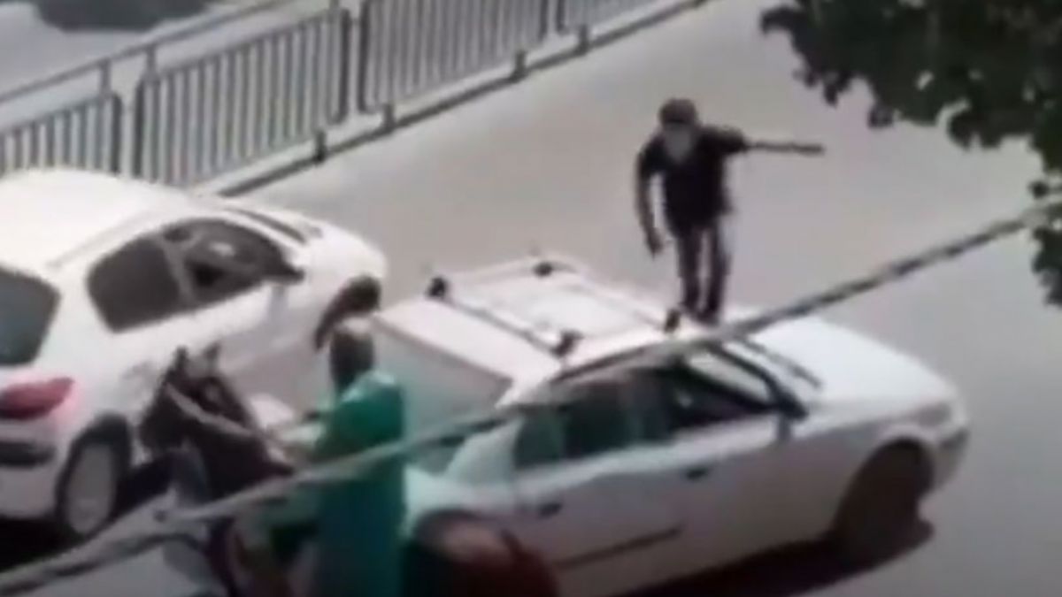 Mehdi olduğunu iddia edip at üstünde kılıç kuşandı: ''Hamaney'e ölüm''