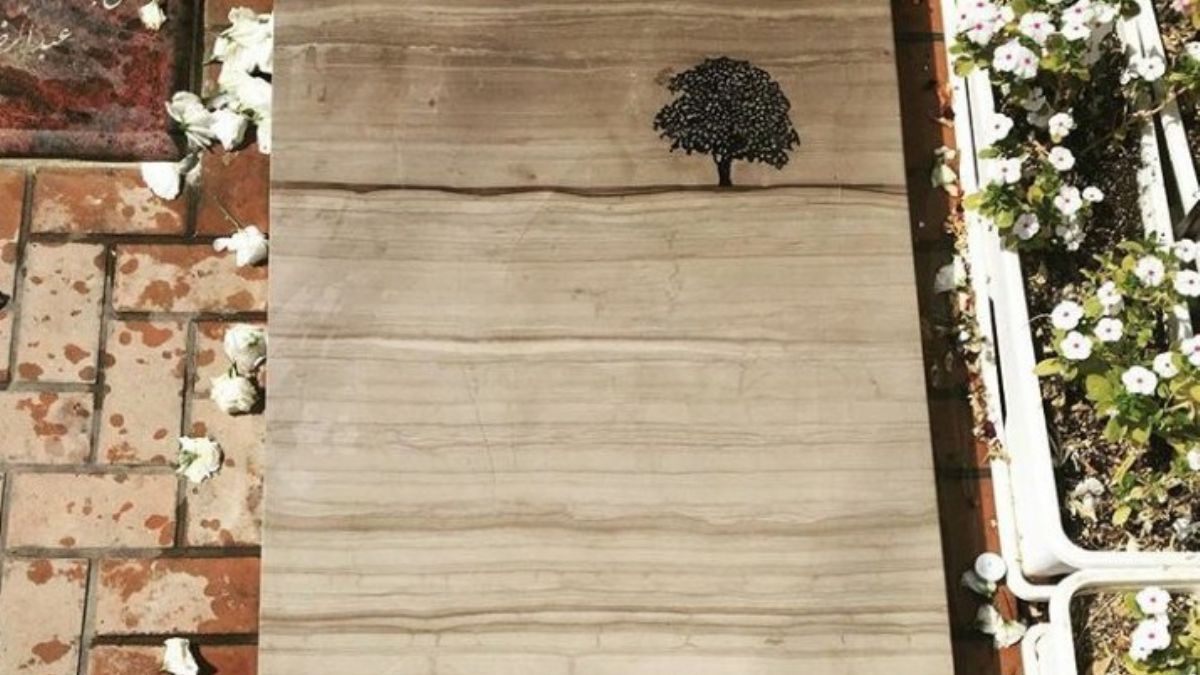 Usta yönetmen Kiyarüstemi'nin mezar taşı