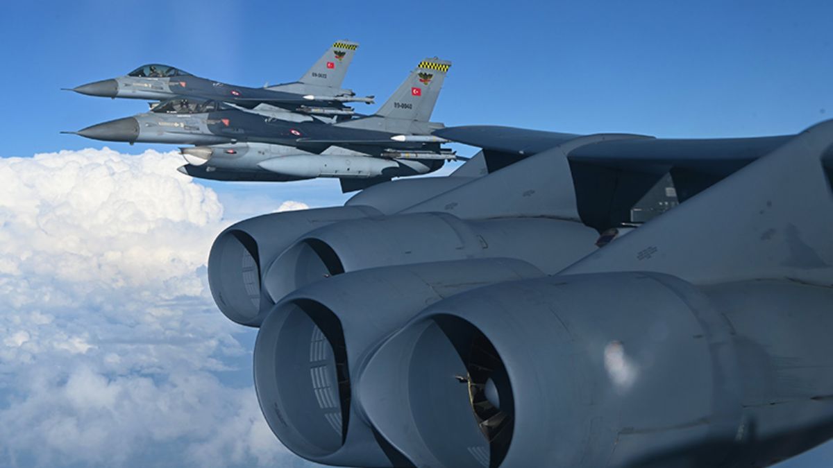 Türk F-16'ları, ABD B-52 uçaklarına refakat etti