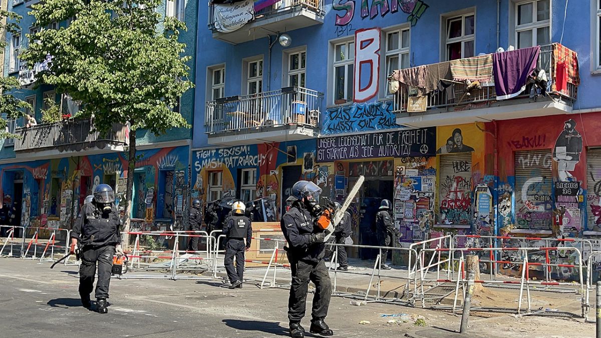 Almanya’da aşırı solcuların işgal ettiği binaya polis baskını