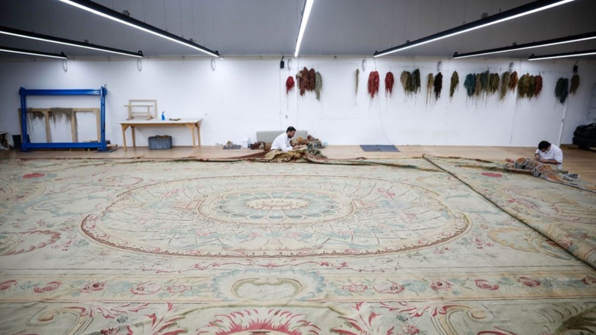 Dolmabahçe Sarayı'nın en büyük halısı restore ediliyor