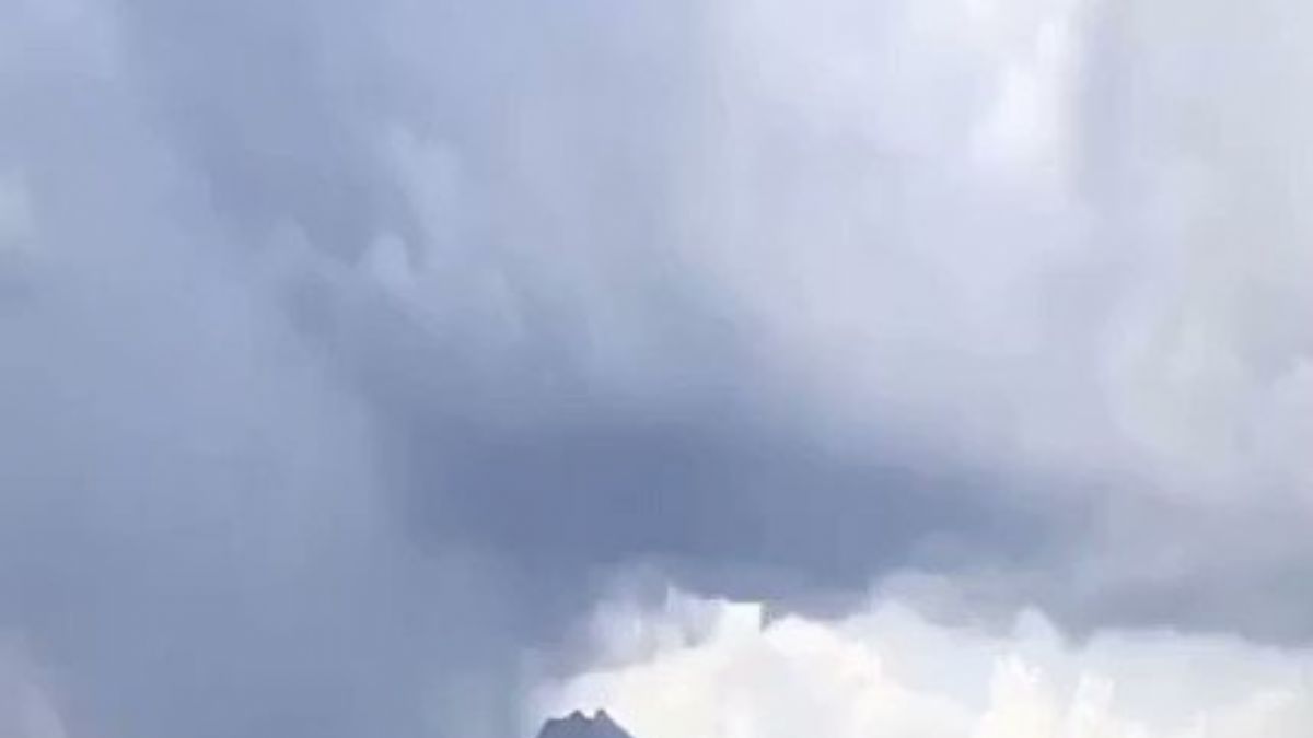 Avusturya'daki Millstatt Gölü üzerindeki yağmur fırtınası