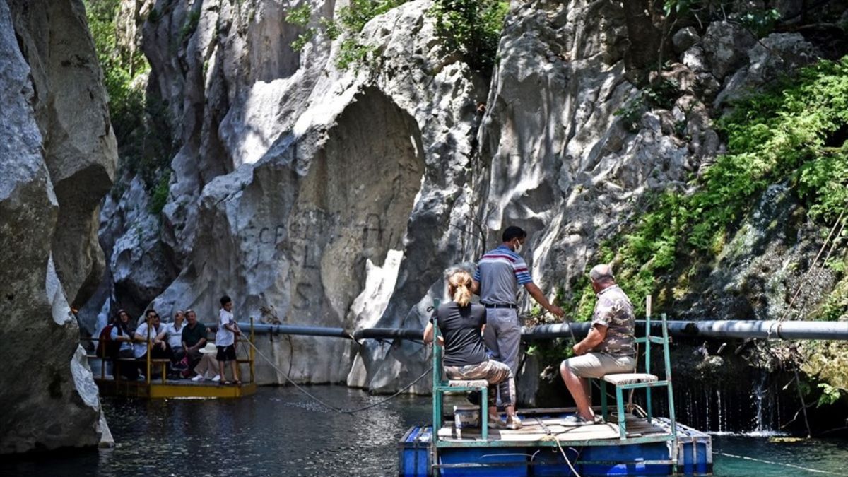 Mersin'de iki dağ arasında sallarla yolculuk yapılıyor: Kisecik Kanyonu