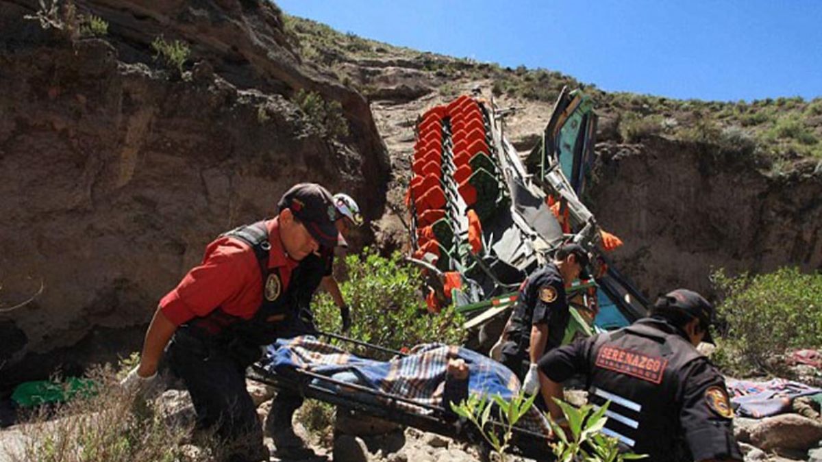 Peru'da otobüs uçuruma yuvarlandı: Çok sayıda ölü var