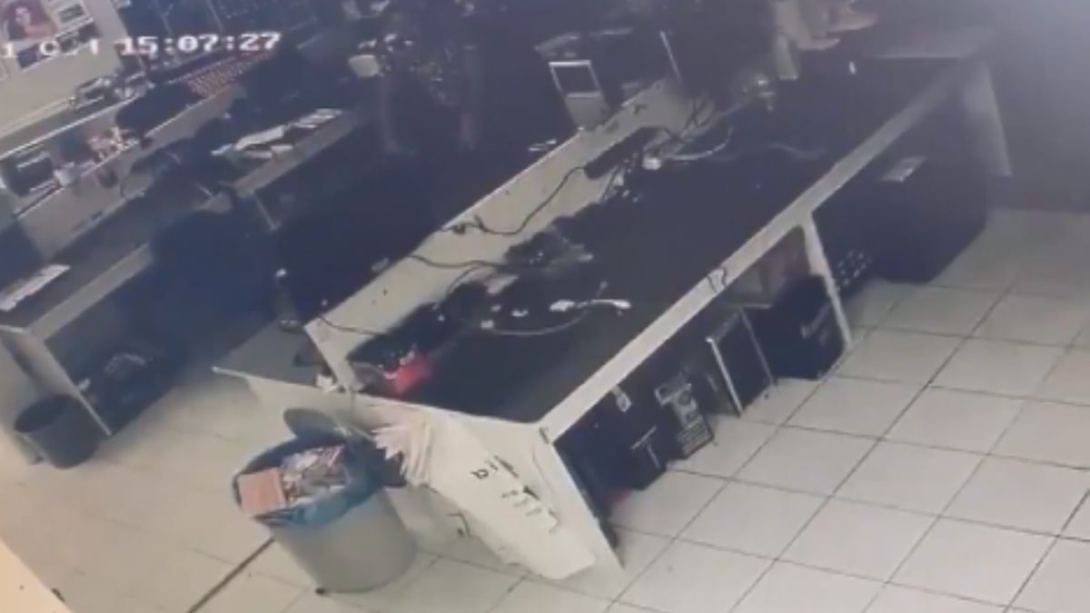 Deprem anı kameralara yansıdı