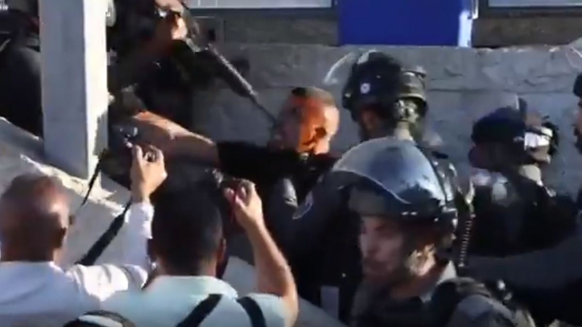 İsrail polisi bir Filistinliyi dipçikle darp ederken görüntülendi