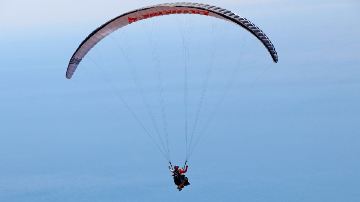 Fethiye'nin 'yarasa adam'ı işinden evine 'uçarak' gidiyor