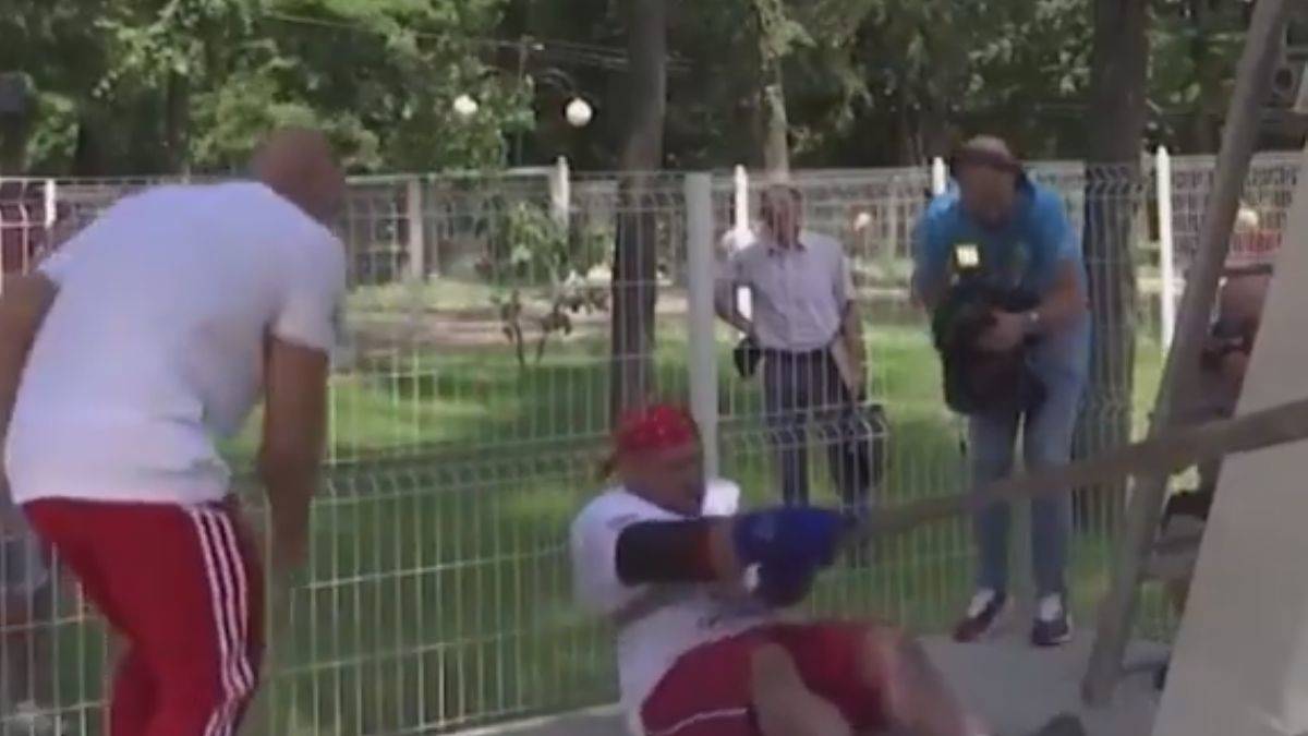 141 tonluk 41 metre yükseklikteki dönme dolabı elle çevirdi