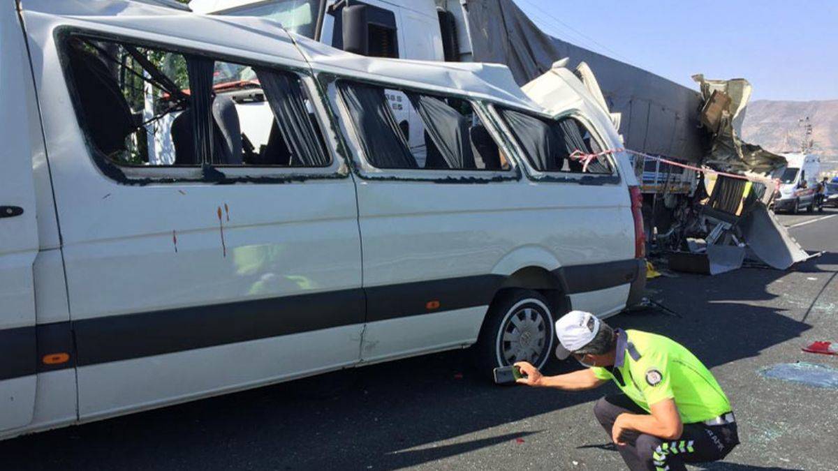 Elazığ'da feci kaza: Ölü ve yaralılar var