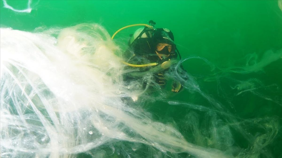 Dalgıç Ceylan deniz dibini görüntüledi