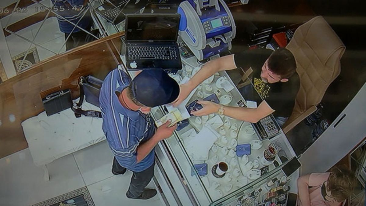 El çabukluğuyla 800 bin TL'lik vurgun kamerada