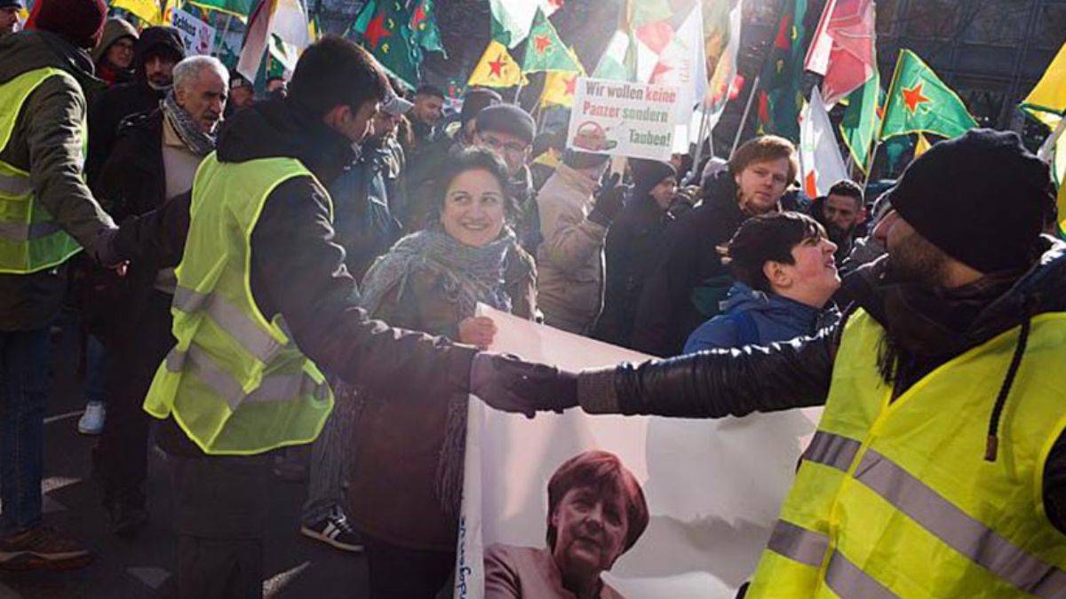 Almanya, Hamas ve PKK bayraklarını yasakladı