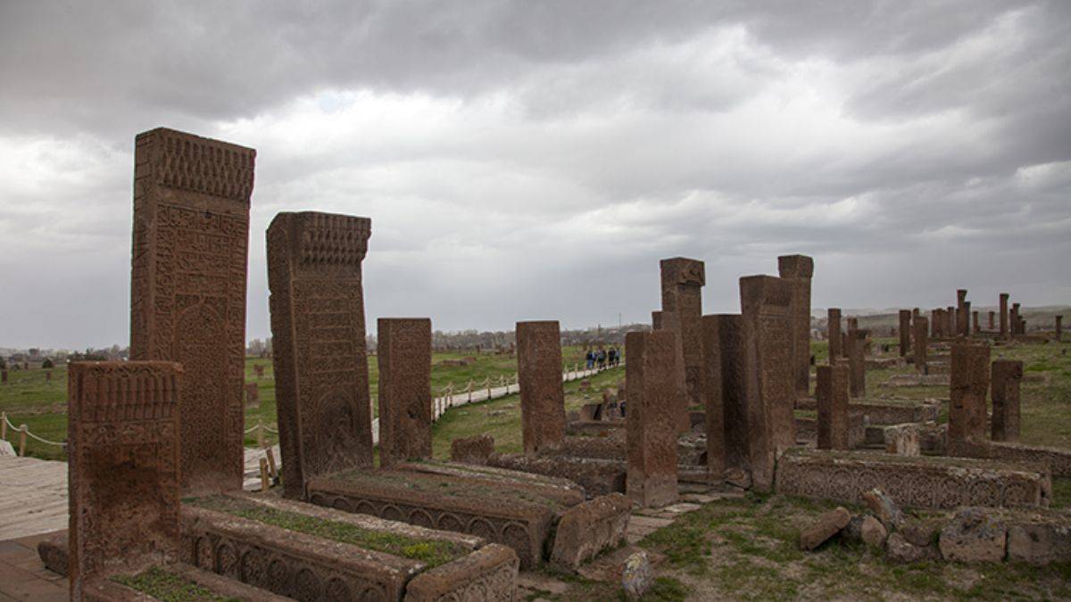 Selçuklu Mezarlığı'ndaki 100 mezar taşı daha ayağa kaldırılacak