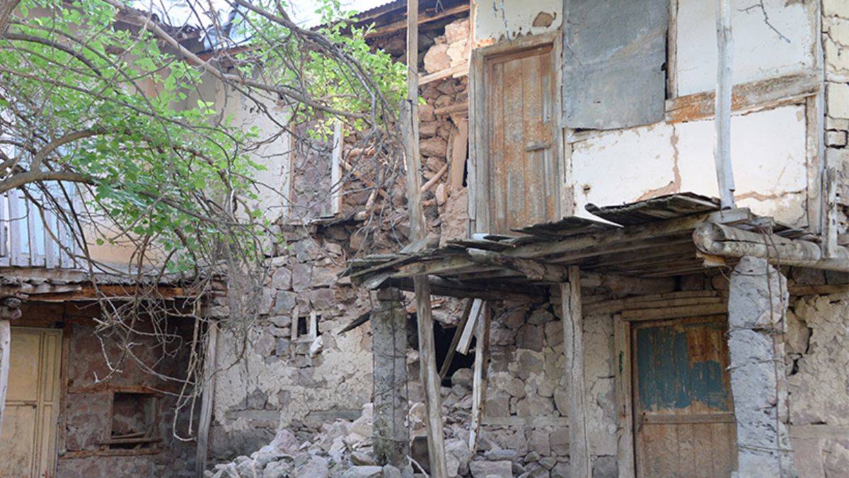 Bingöl'deki depremde, Elazığ'ın 5 köyünde bazı evler hasar gördü