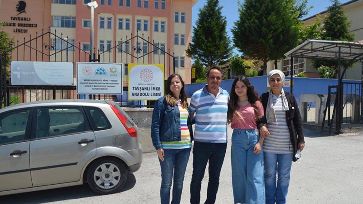 Annesi, babası ve halası ile aynı okulda sınava girdi