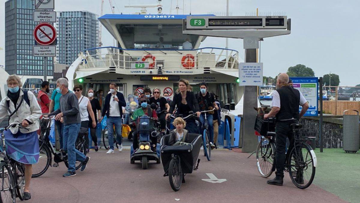 Hollanda'da maske zorunluluğu kalktı