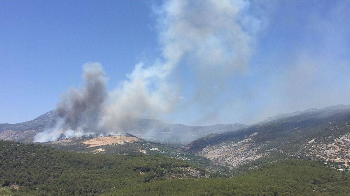 Antalya'nın Kaş ilçesinde çıkan orman yangınları söndürülmeye çalışılıyor