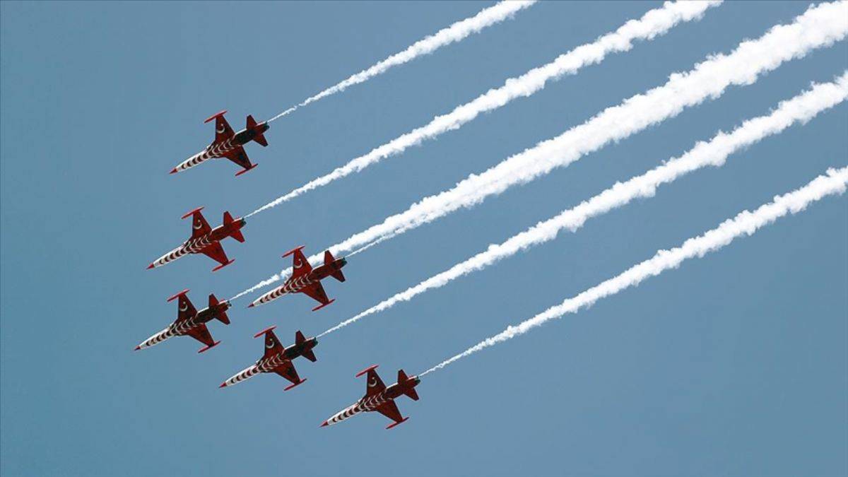 Türk Yıldızları 'Selçuklu Payitahtı' Konya için selamlama uçuşu yaptı