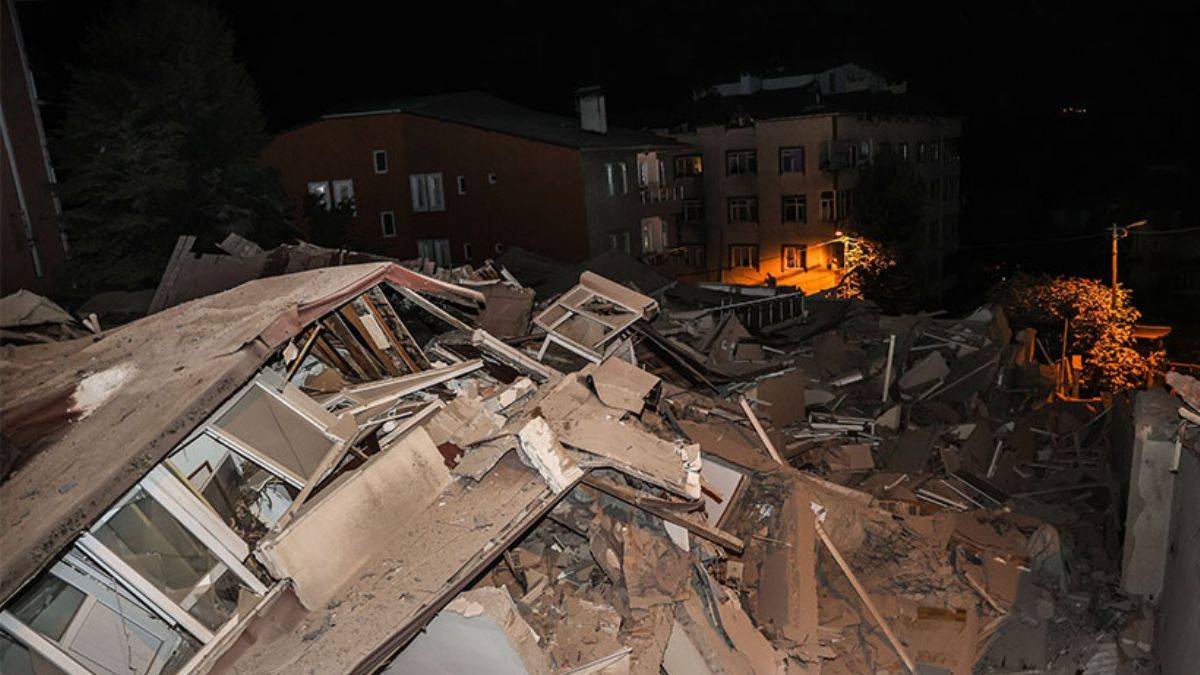 Sarıyer'de 11 katlı boş bina çöktü