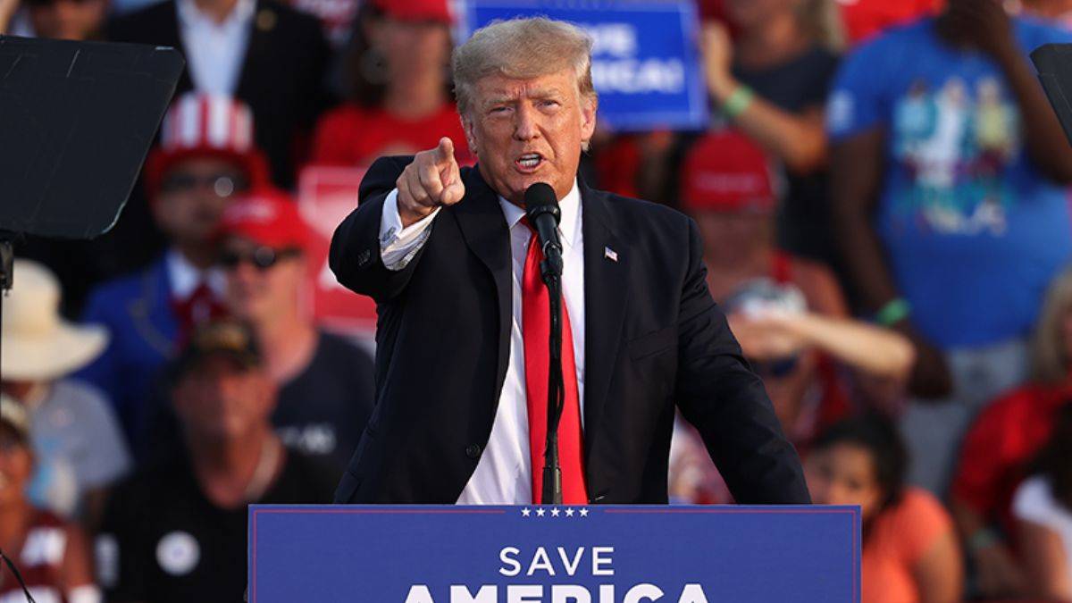 Trump, Beyaz Saray'dan ayrıldıktan sonra ilk mitingini yaptı