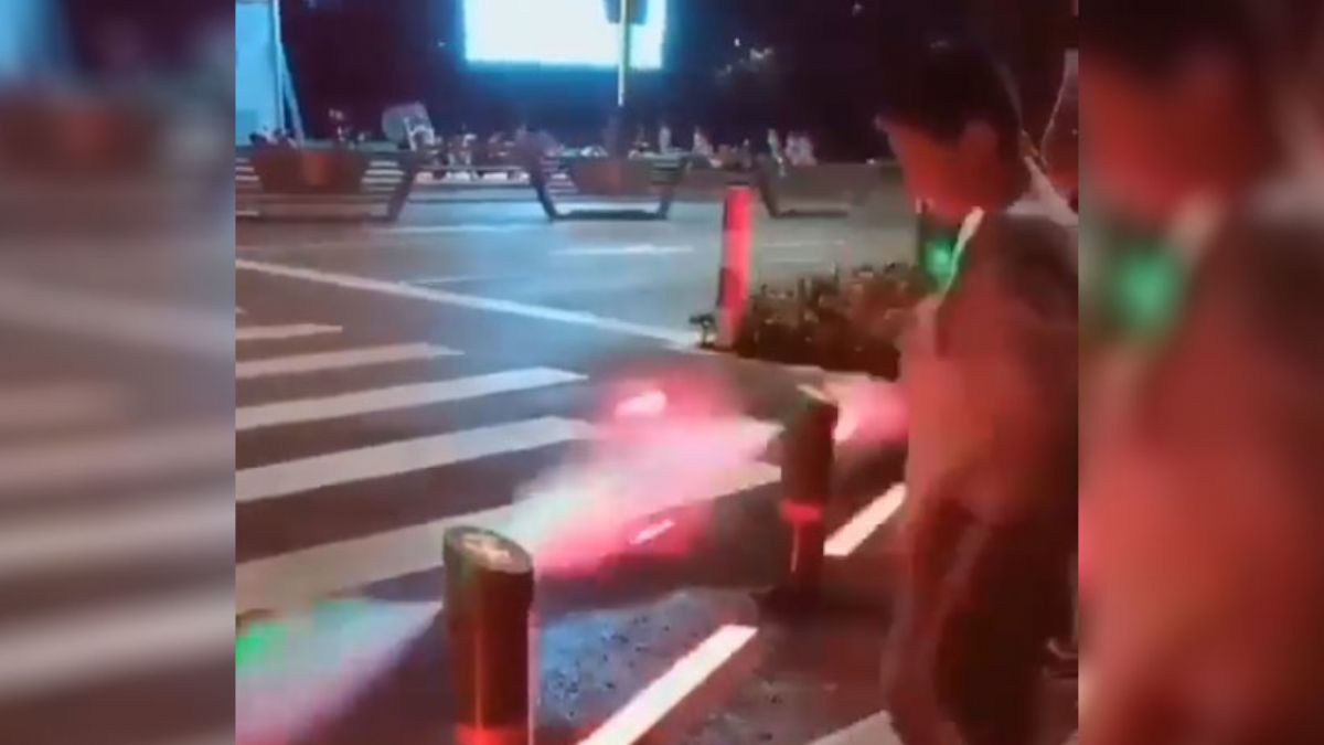 Çin’de yayaların kırmızı ışıkta geçmeleri işte böyle engelleniyor