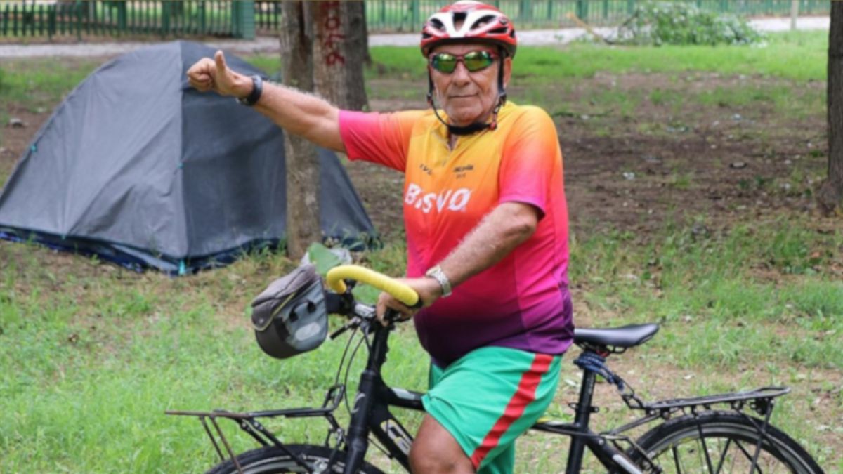 Eski Milli Sporcu 69 yaşındaki Cengiz Özdoğan İstanbul'dan bisikletiyle 600 kilometrelik mesafeyi tamamladığı turuyla İstanbul'a pedal çevirdi.