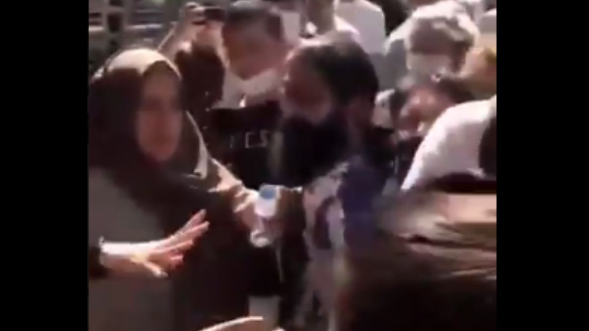 LGBT üyelerinden başörtülü kadınlara taciz