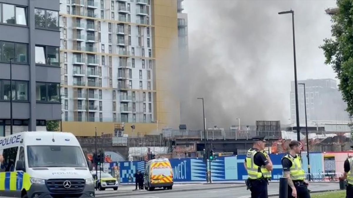 Londra'da tren istasyonunda yangın çıktı