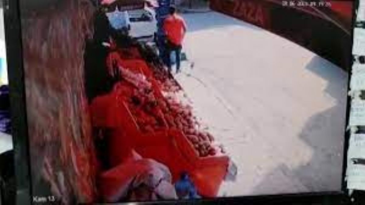 Gaziosmanpaşa'da otomobil manav reyonuna girdi