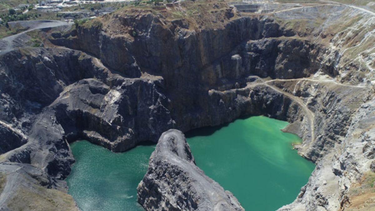 Sultangazi'de korkutan görüntüler; Dev çukurlar tehlike saçıyor