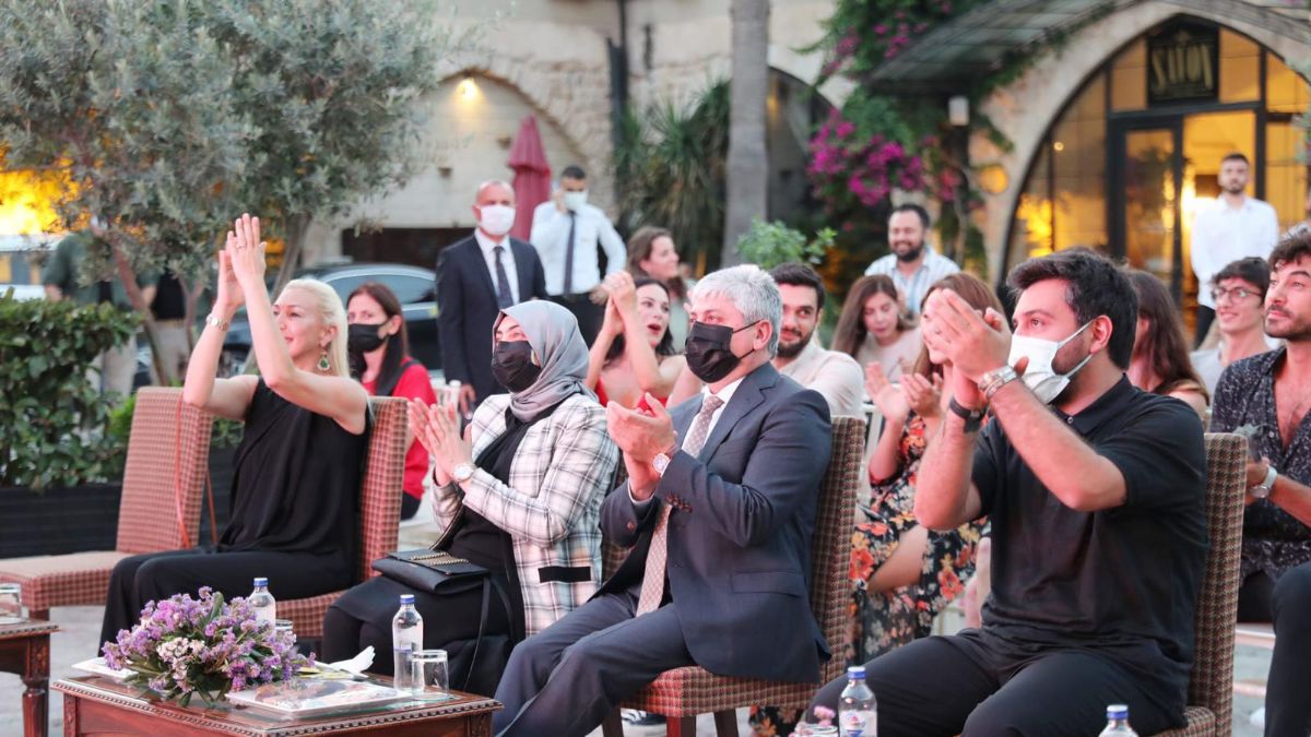 Kalp Yarası ekibi ilk bölümü birlikte izledi