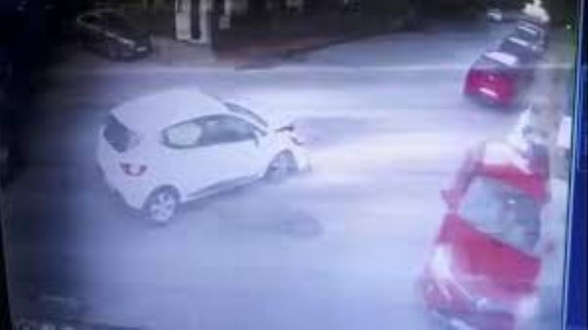 Kaza yapan araçlardan biri savrulup yayaya çarptı